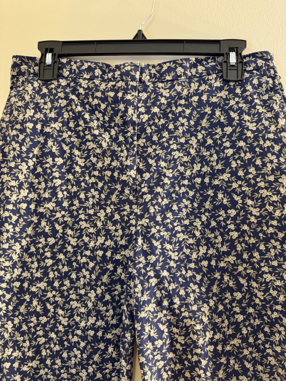 JONES NEW YORK Sport Navy Floral Capris - Picture 3 of 5